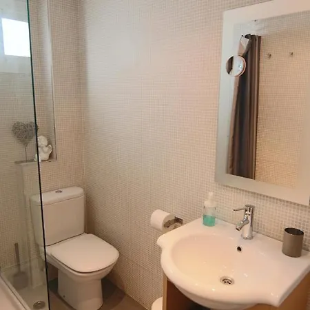 Apartment Luminoso. Comodo. Acogedor. Wifi. Junto A Ave